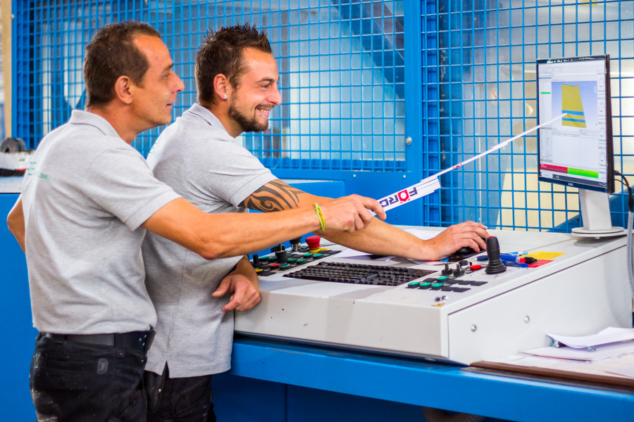 Produktionsmitarbeiter an der Maschine